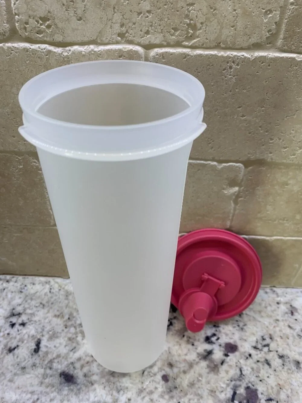 Tupperware Container 30oz. 1643-12